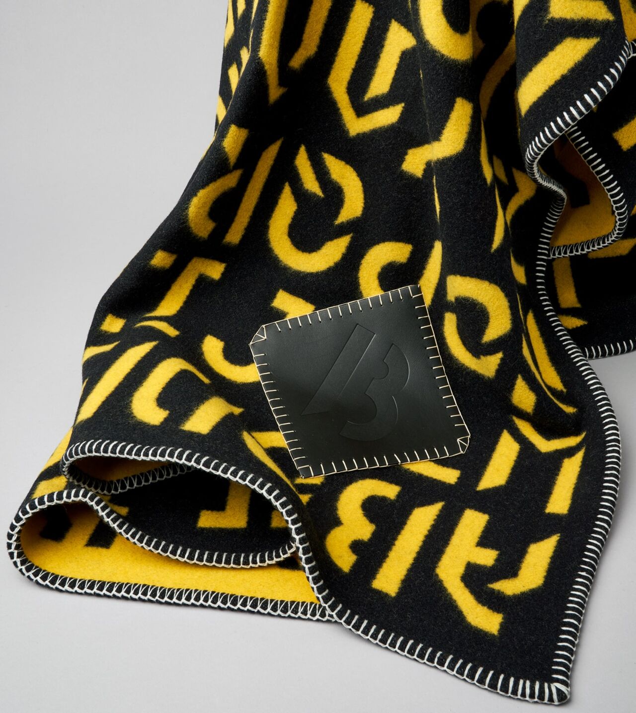 Blanket with logo louis vuitton special colors and designs version